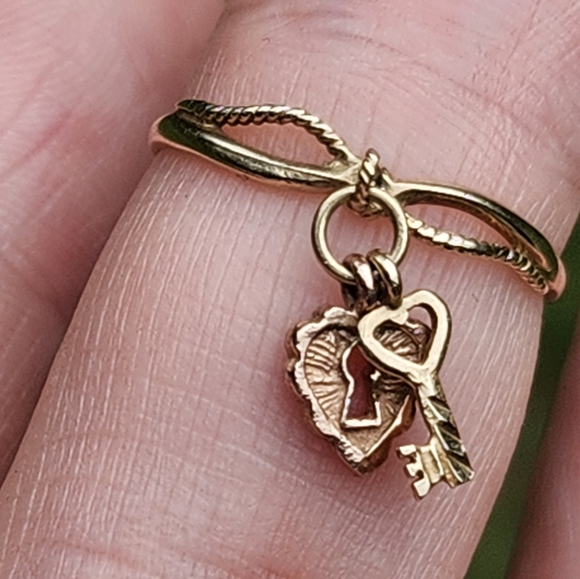 Jewelry - 10kt gold lock and key heart ring